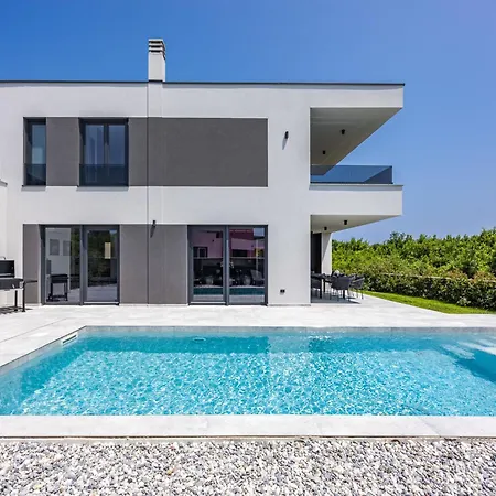 Delecto By Interhome Pula